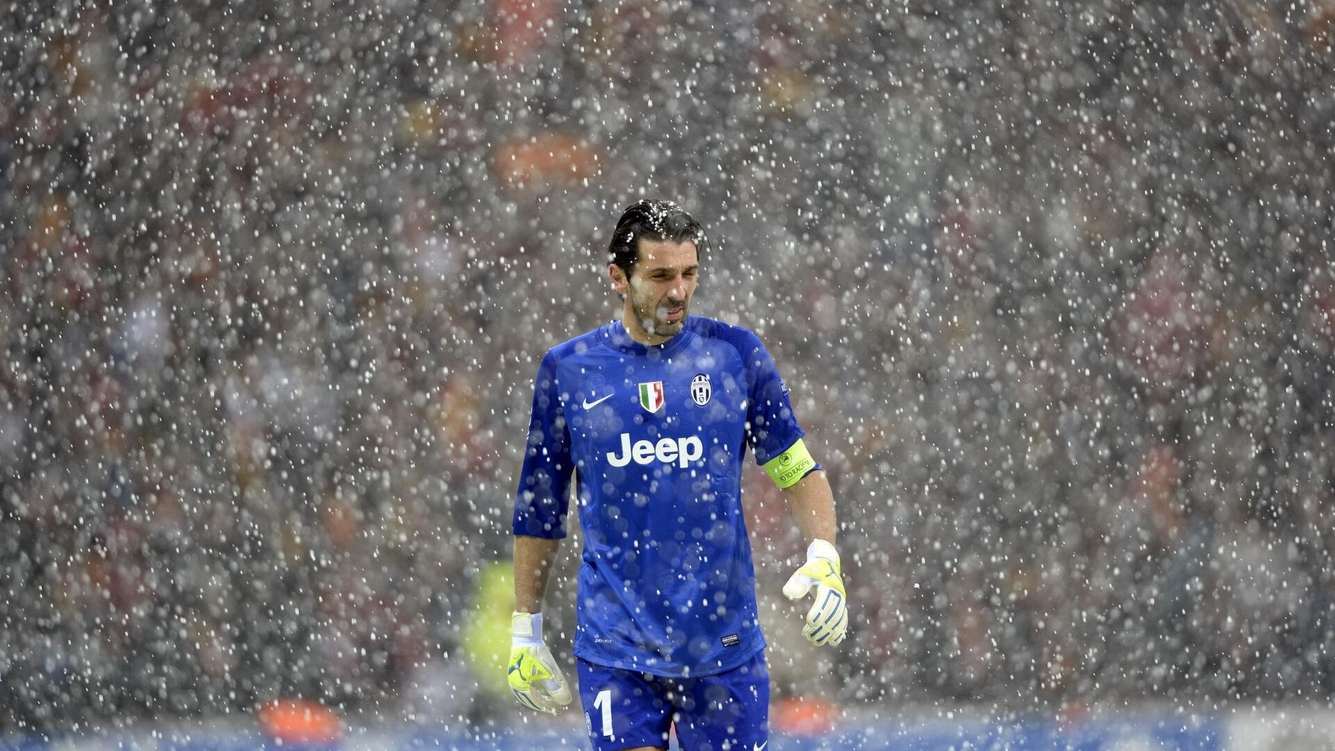 世界足球名宿中国行 贝克汉姆在校园与学生一起任意球教学